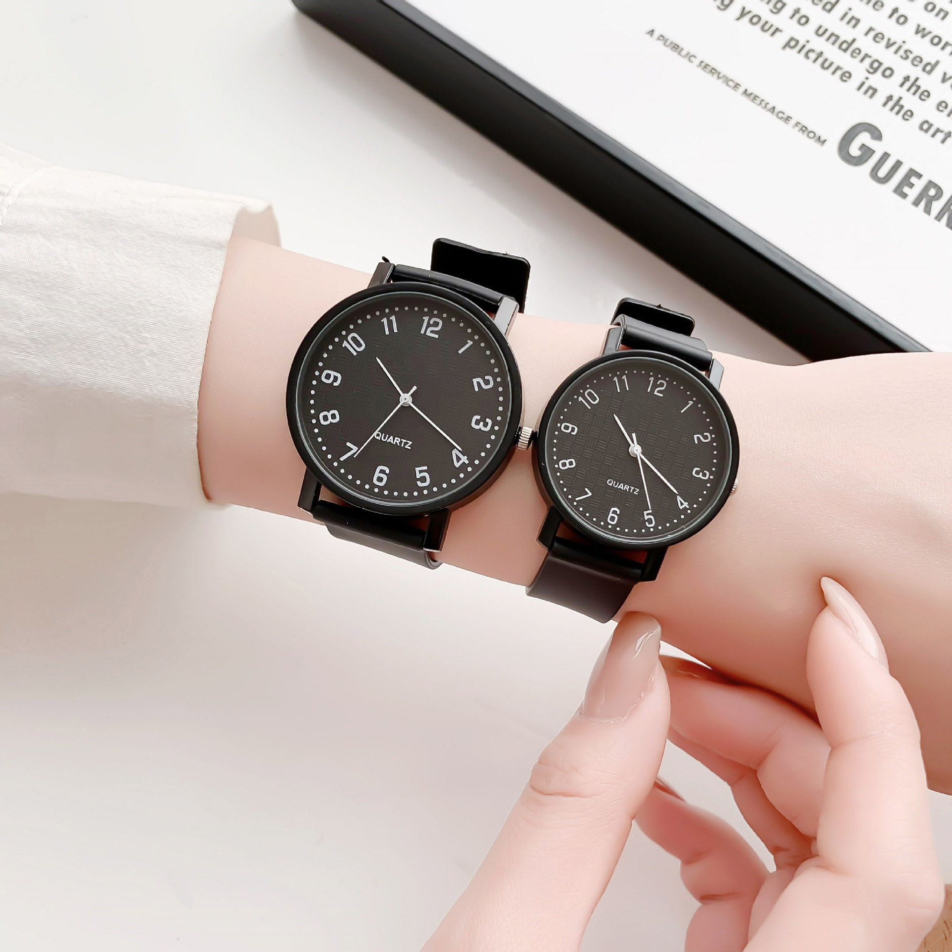 Einfache schwarze Uhr Quarzuhr – Silicone Band Women Bewertung und Preis